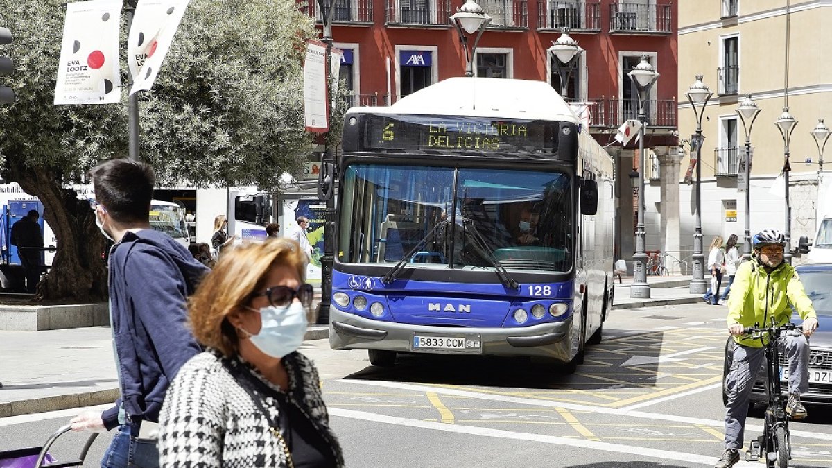 Un autobús de Auvasa abandona la parada de la plaza de Fuente Dorada. - J.M. LOSTAU