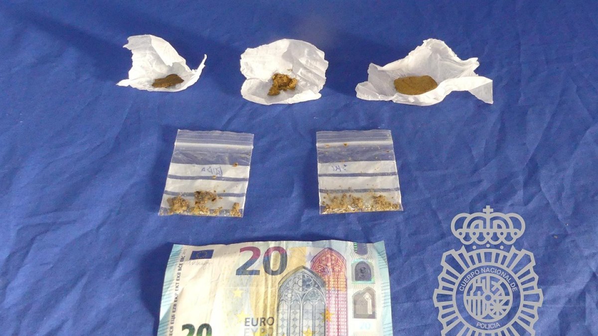Dineroy droga incautada en el interior del vehículo en Salamanca. - POLICÍA NACIONAL SALAMANCA