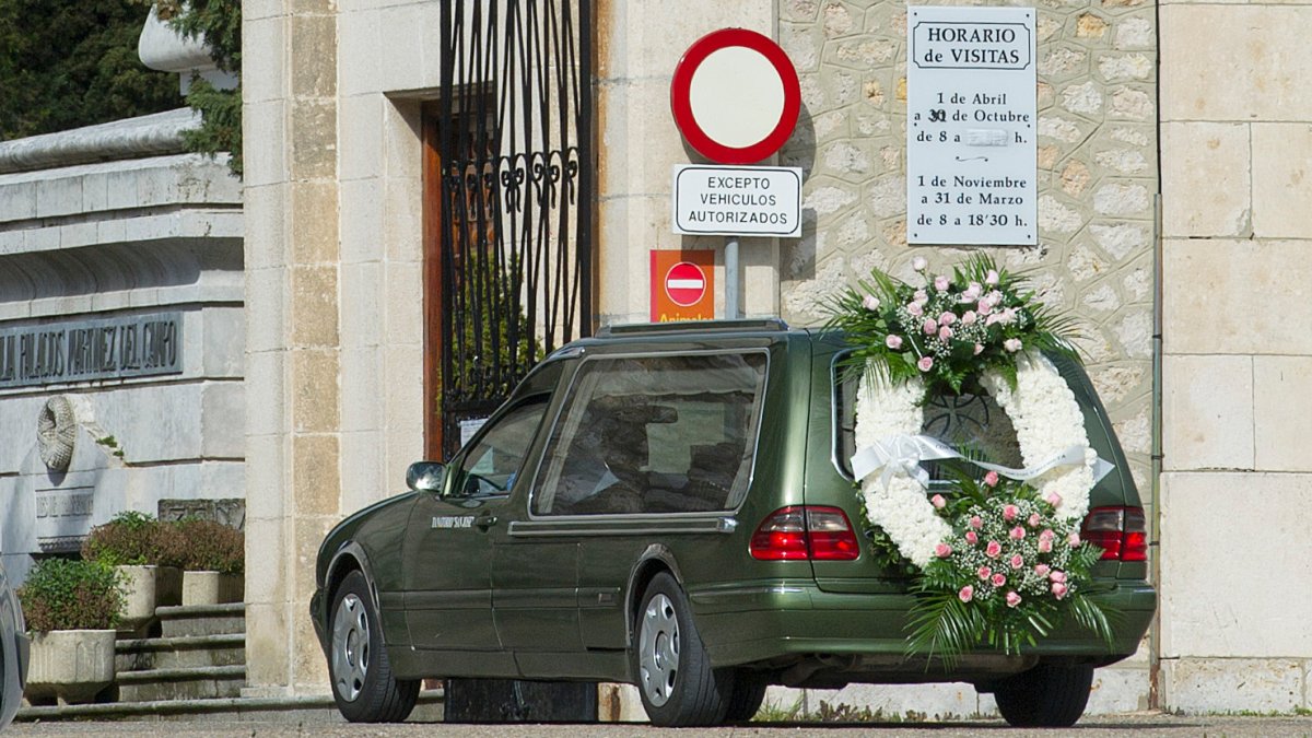 Las funerarias de Burgos ayudan a desbloquear el colapso mortuorio de Madrid.  ISRAEL L. MURILLO