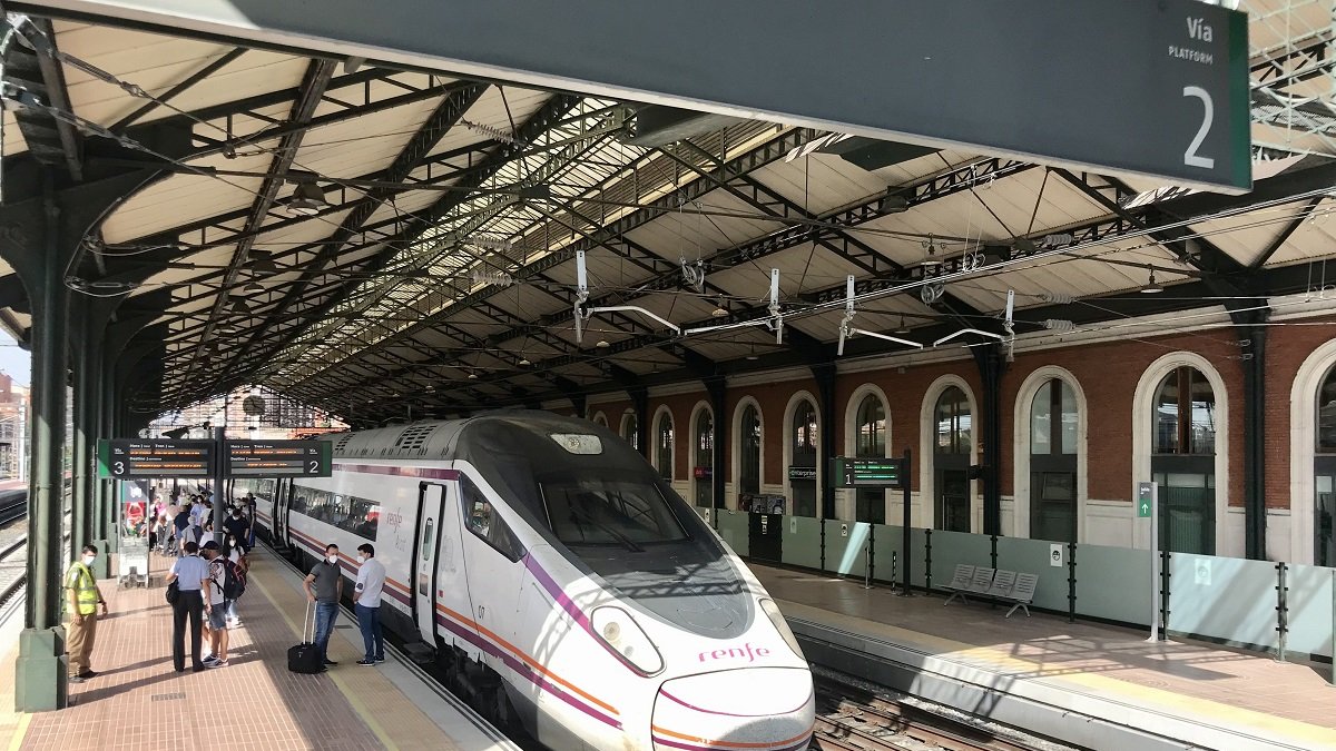 Tren Avant en la estación de trenes Campo Grande de Valladolid.- ICAL
