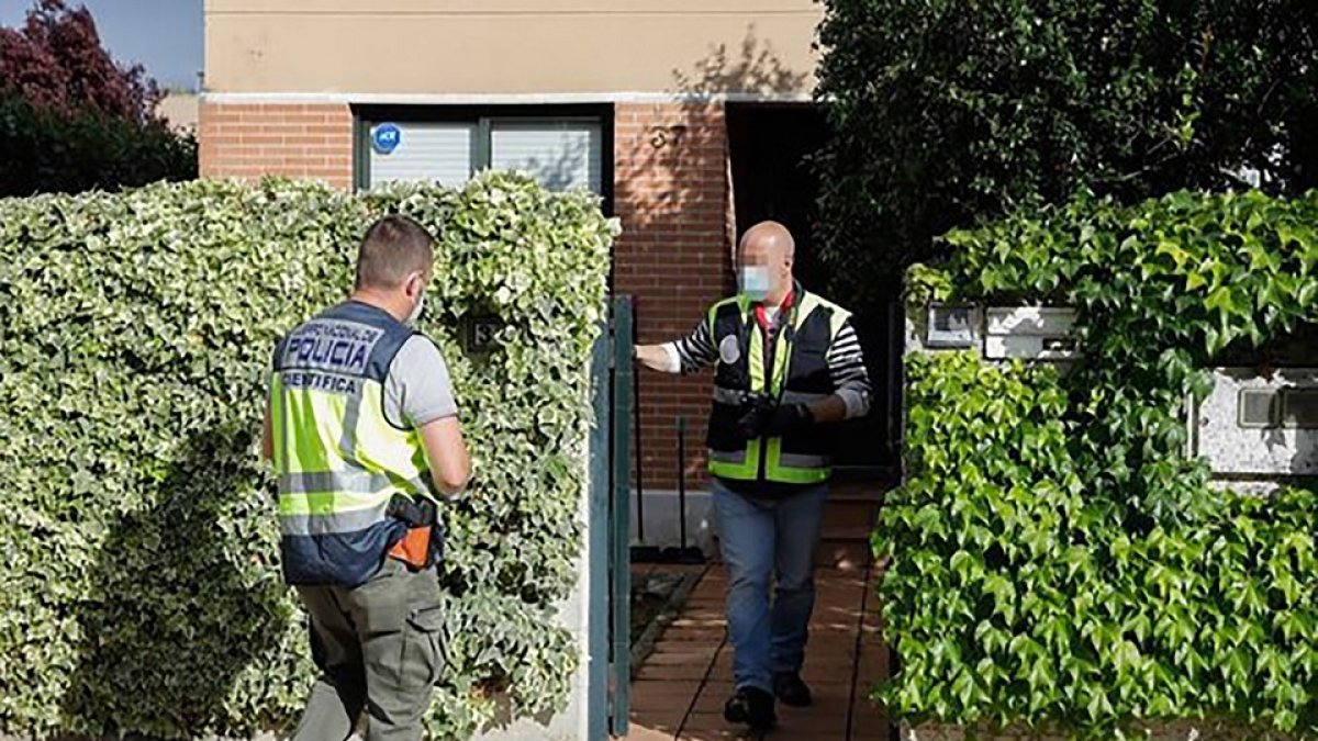 Policías registran la casa de la urbanización Santa Ana, tras el crimen.- J.M. LOSTAU