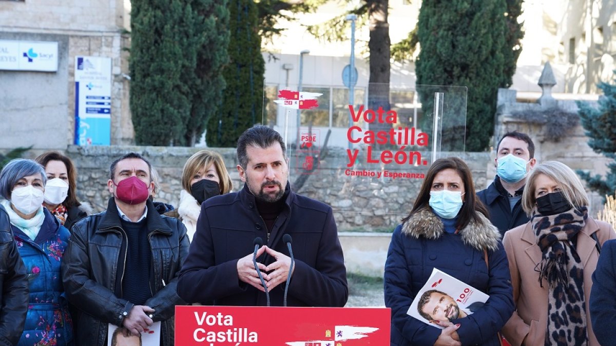 El candidato del PSOE a la Presidencia de la Junta, Luis Tudanca, atiende a la prensa frente a las puertas del Hospital Santos Reyes. -ICAL