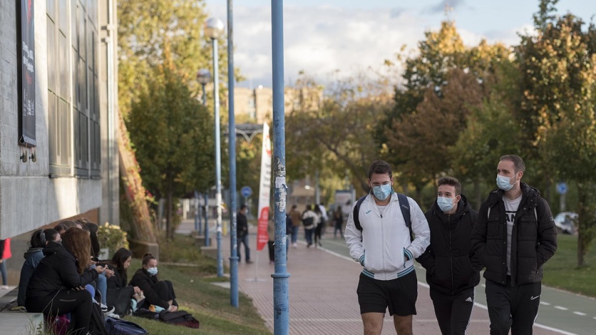 Estudiantes con mascarillas en el campus universitario de Salamanca.- ICAL