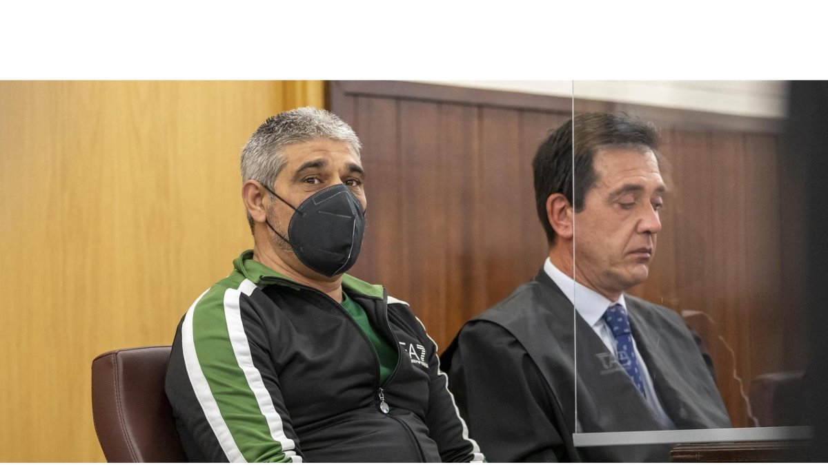 El acusado Bernardo Montoya, durante el juicio por el asesinato y violación de Laura Luelmo. E. P.