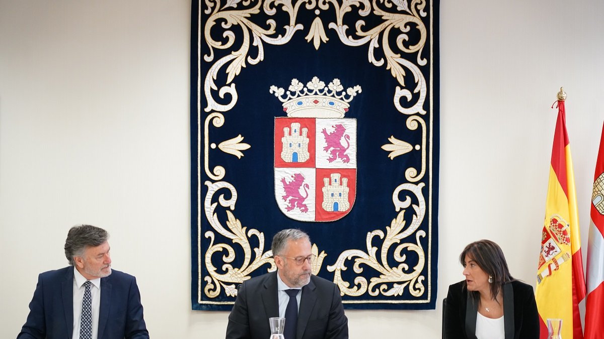 Francisco Vázquez, Carlos Polllán y Ana Sánchez durante la Junta de Portavoces.- ICAL