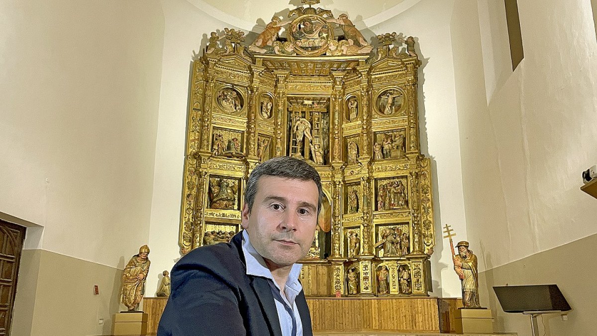 José María Vicente en la iglesia de San Pedro de la localidad palentina de Cisneros.