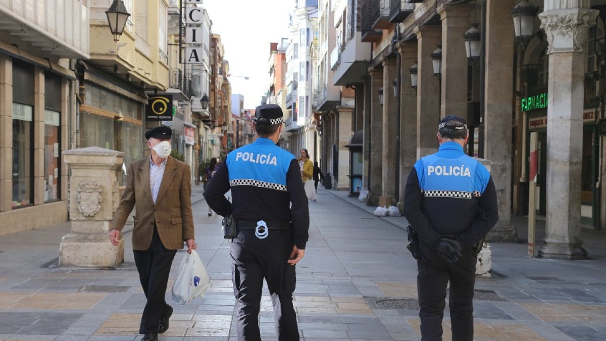 Imagen de archivo de dos agentes de la policía local de Palencia.- ICAL
