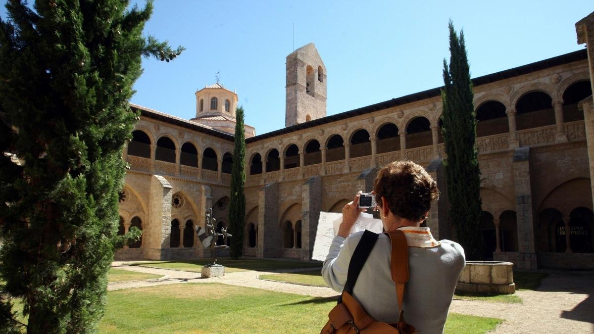 Turista en el claustro del Monasterio de Santa María de Valbuena.-MIRIAM CHACÓN / ICAL