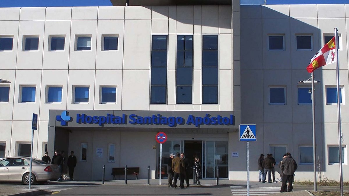 Entrada principal del hospital Santiago Apóstol de Miranda de Ebro. RAÚL G. OCHOA