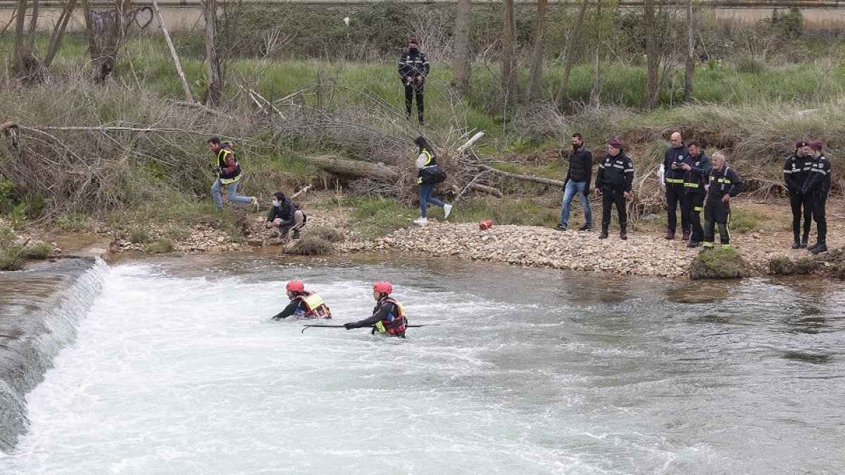 Los bomberos y la policía local de León, buscan el cuerpo de un hombre en el río Torío. -ICAL