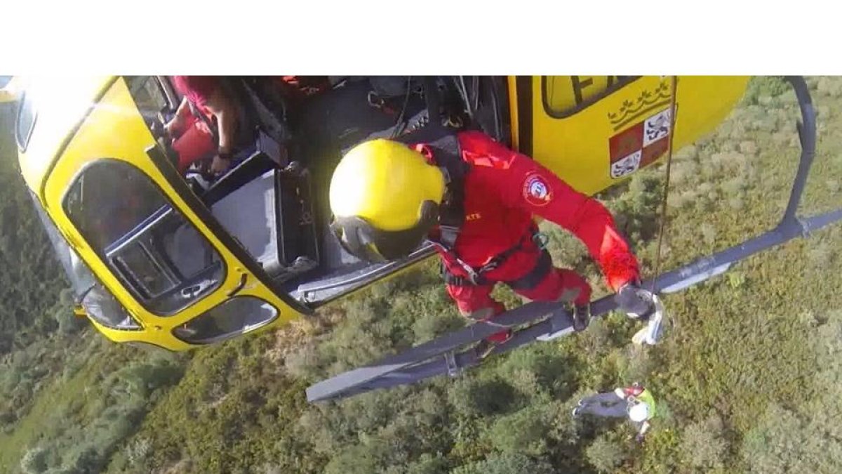 Imagen de archivo de un rescate en helicóptero.- E. M.