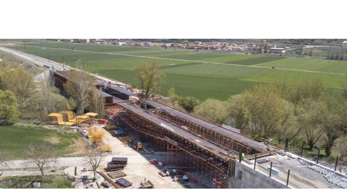 Obras de reconstrucción del puente de Frandovínez del AVE a Burgos, en una imagen de archivo. E. M.