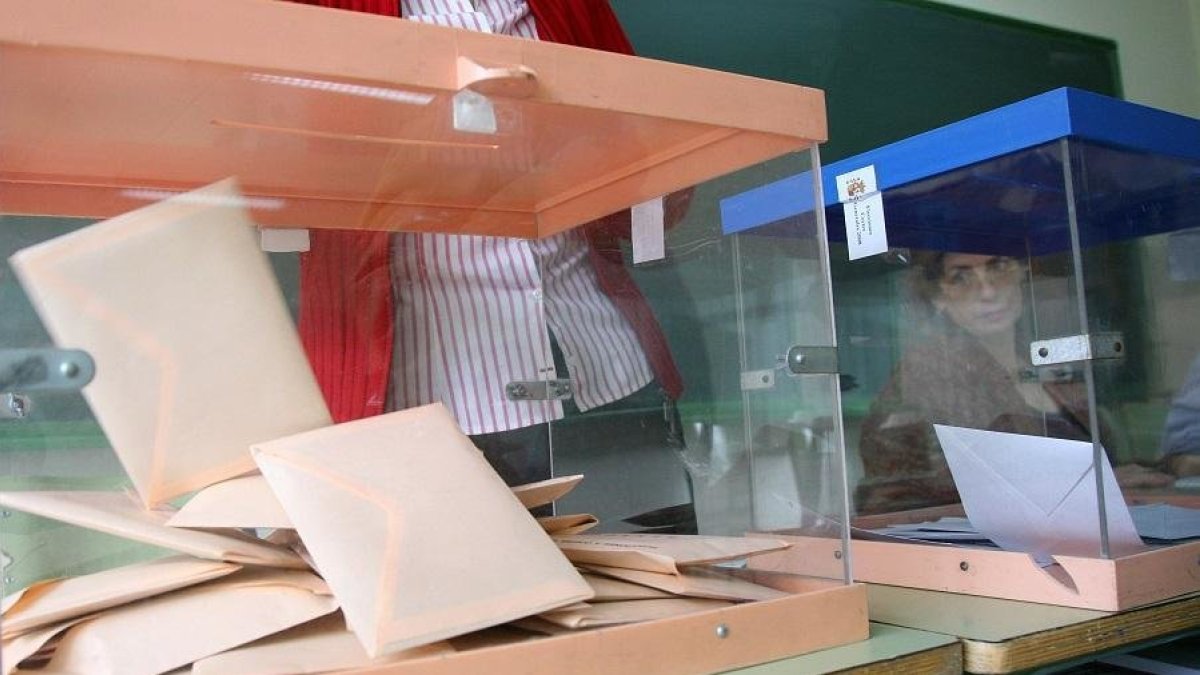 Urnas durante una votación en un colegio electoral de Valladolid, en una imagen de archivo. -E. M.
