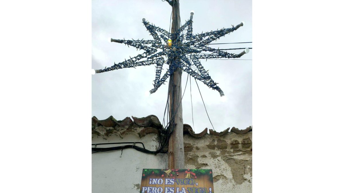 Los vecinos de la localidad de Vega de Santa María han colocado una estrella en la plaza cuya luminosidad se contempla desde fuera del pueblo.- ICAL