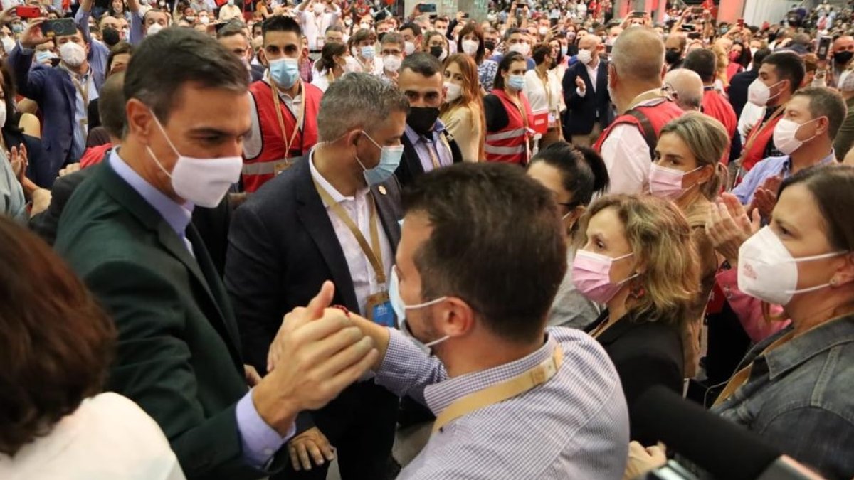 El presidente Pedro Sánchez saluda al líder socialista en Castilla y León, Luis Tudanca. - ICAL
