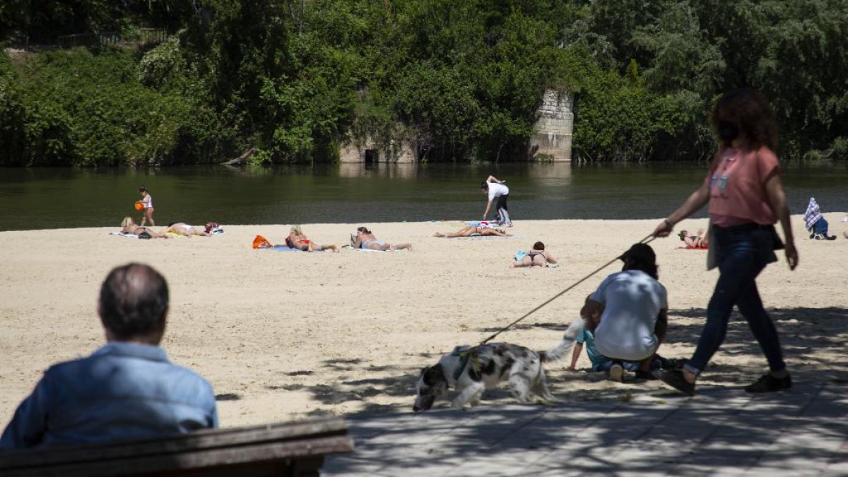 Imagen de la playa fluvial de Valladolid con varias personas disfrutando de las altas temperaturas.- PHOTOGENIC