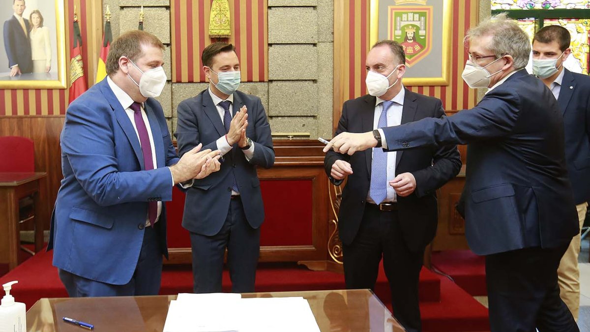 El alcalde de Burgos, Daniel de la Rosa (centro) y el presidente de Correos, Juan Manuel Serrano (izquierda), ayer, en el Salón de Plenos. RAÚL G. OCHOA