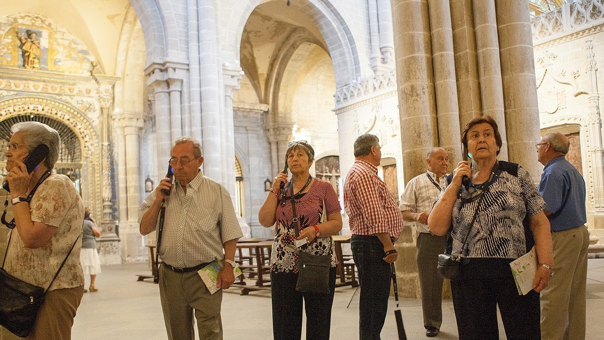 Turistas con audioguías en la Catedral de Zamora.- ICAL
