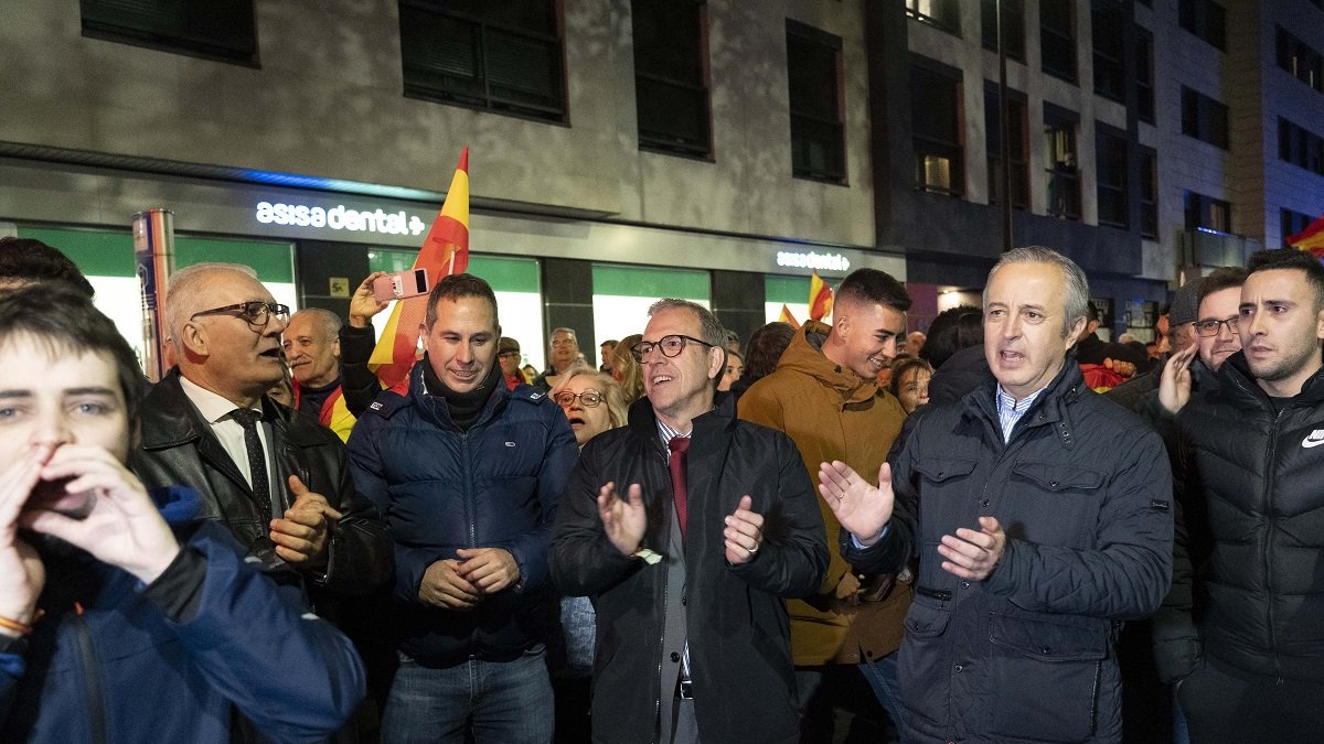 Mariano Veganzones en la concentración en la sede del PSOE de Valladolid. -ICAL