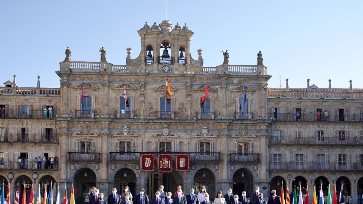 Foto de familia de la Conferencia de Presidentes en la Plaza Mayor de Salamanca. - ICAL