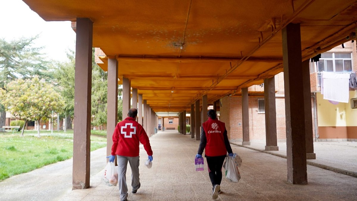 Voluntarios deCruz roja y Cáritas realizan servicios de tele asistencia con motivo de la crisis del coronavirus.- ICAL