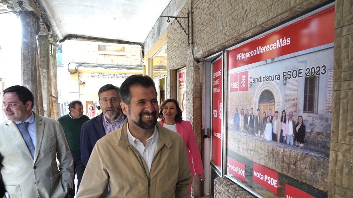 El secretario general del PSOE de Castilla y León, Luis Tudanca, visita Medina de Rioseco.- ICAL