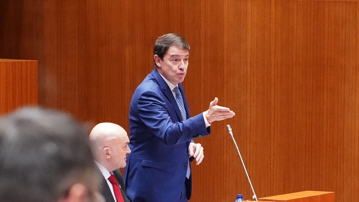 El presidente de la Junta, Alfonso Fernández Mañueco, durante su intervención en el pleno de las Cortes.- ICAL