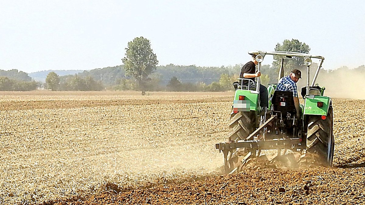 Tractor en el campo en una imagen de archivo