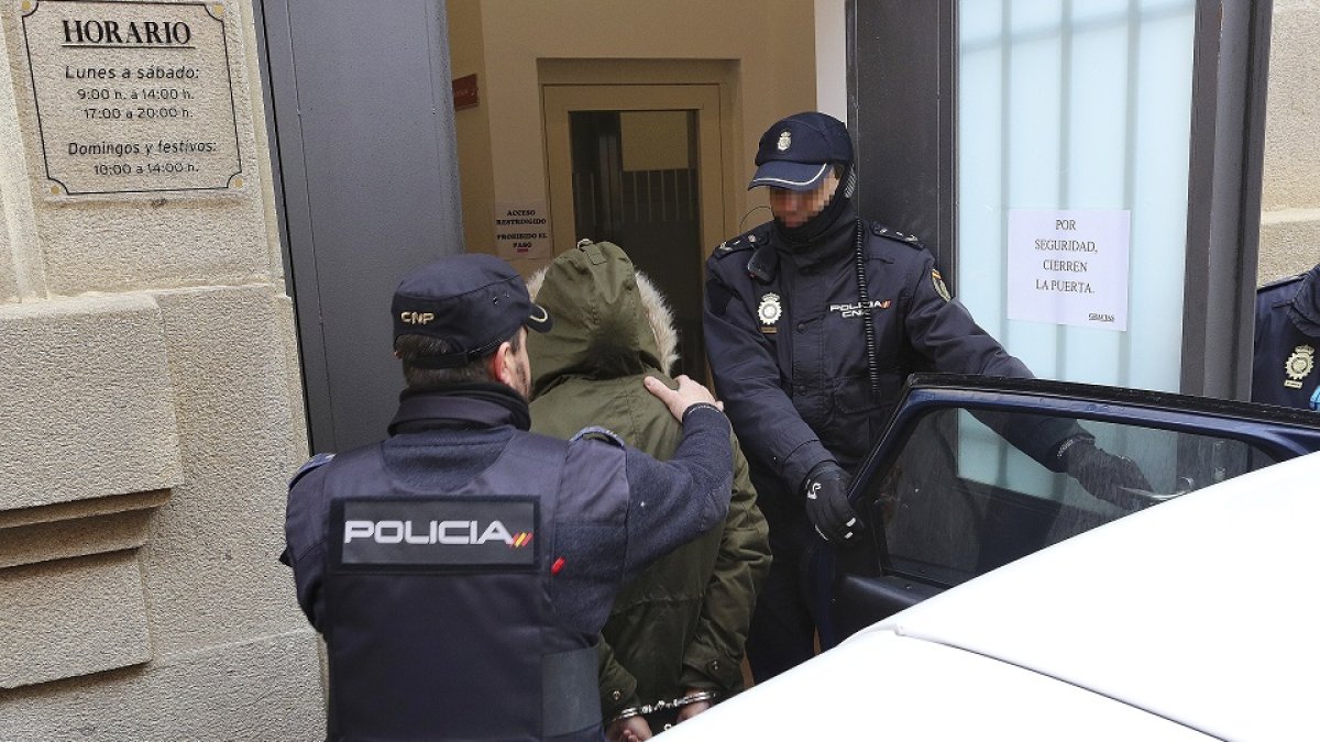 Agentes de la Policía Nacional acompañan a la mujer en el momento de acceder a los Juzgados. ICAL