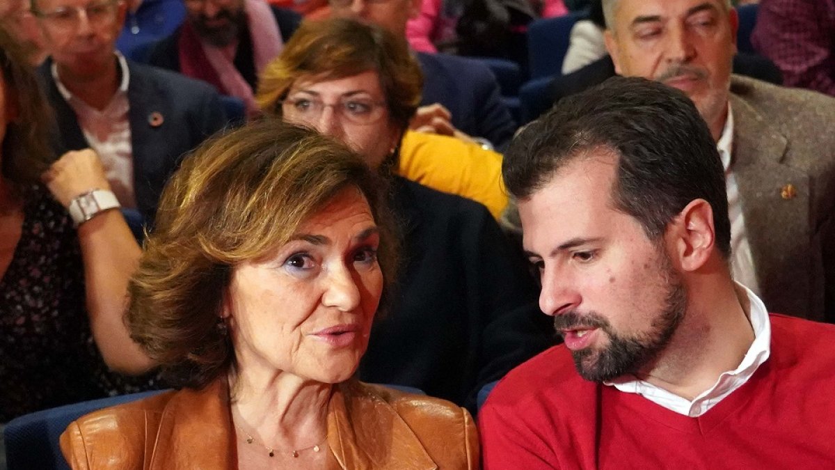 La exvicepresidenta del Gobierno, Carmen Calvo, y el secretario genral del PSOE en Castilla y León, Luis Tudanca. - ICAL
