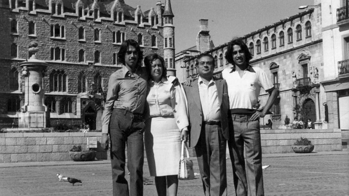 El poeta Eugenio de Nora posa en 1974 ante la Casa Botines de León junto a su familia. ICAL.