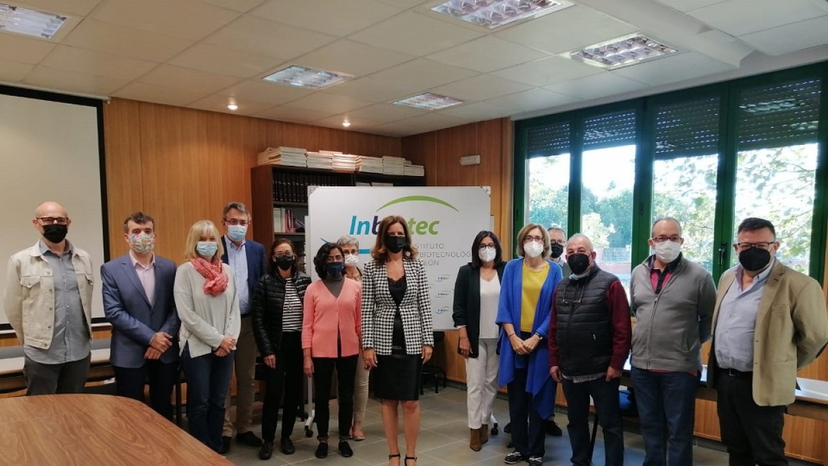 La consejera de Empleo e Industria, Ana Carlota Amigo, se reúne con los trabajadores de Inbiotec. - ICAL