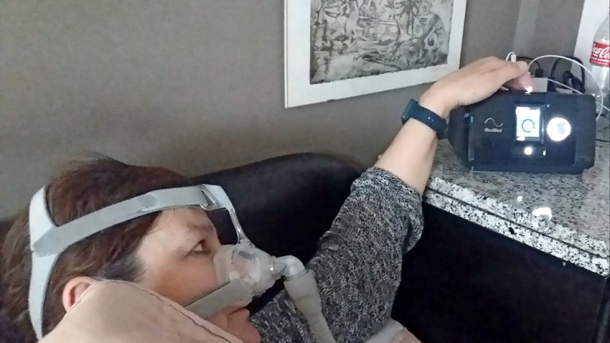 Una mujer que sufre apnea del sueño tiene que dormir conectada a un CPAP para que le entre aire de forma continuada. D.V.