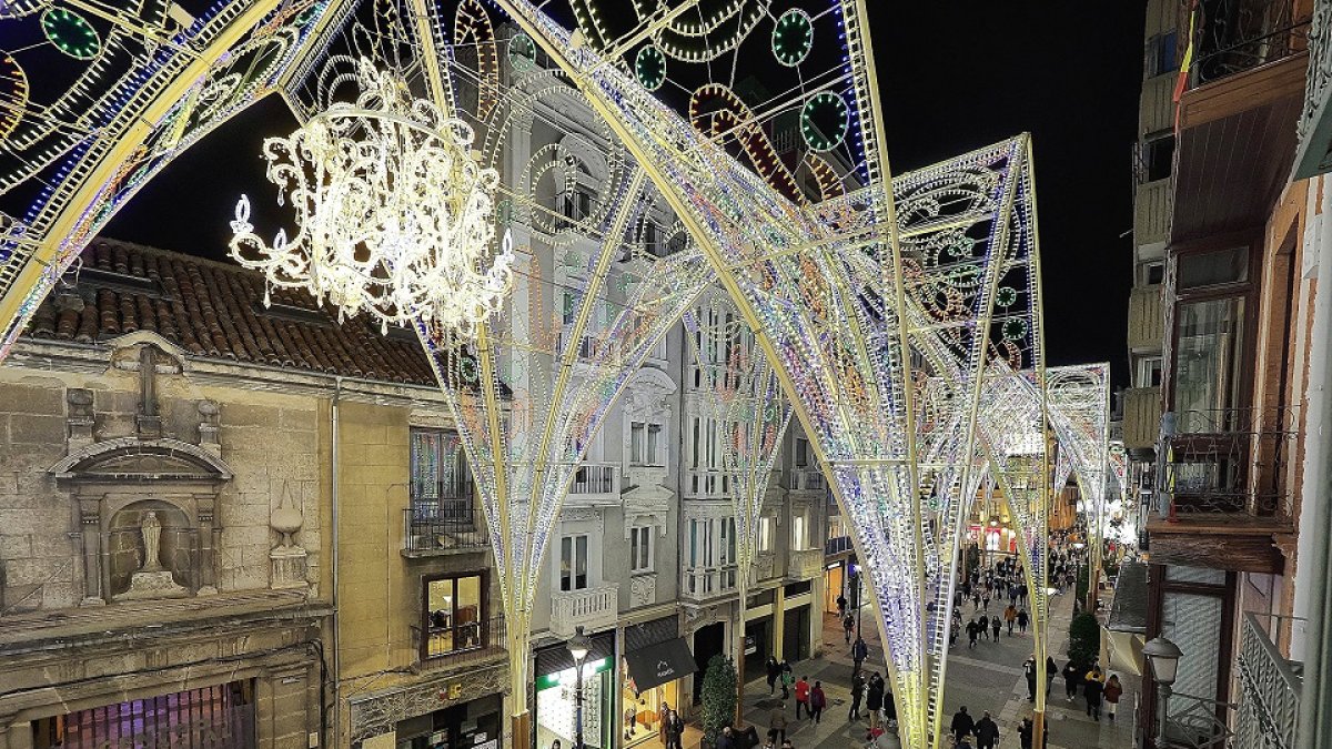 Luces de Navidad en la Calle Santiago. -PHOTOGENIC/PABLO REQUEJO.
