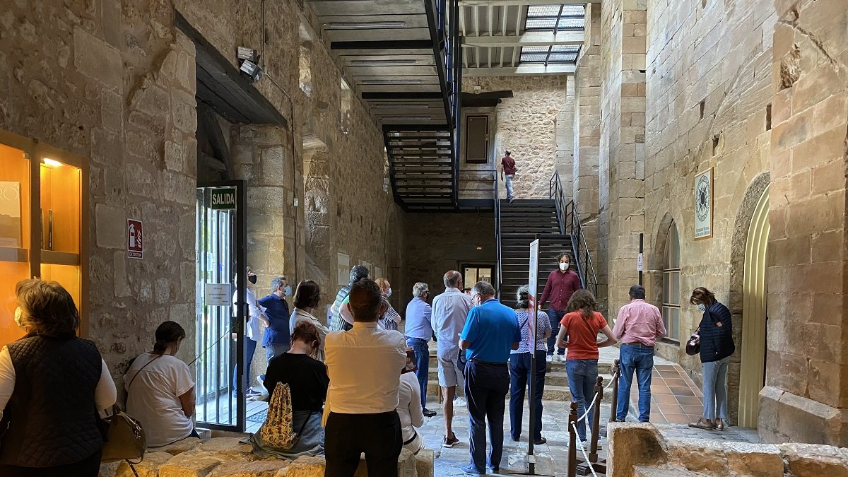Visitantes en el Monasterio de Santa María la Real en Aguilar (Palencia).- ICAL