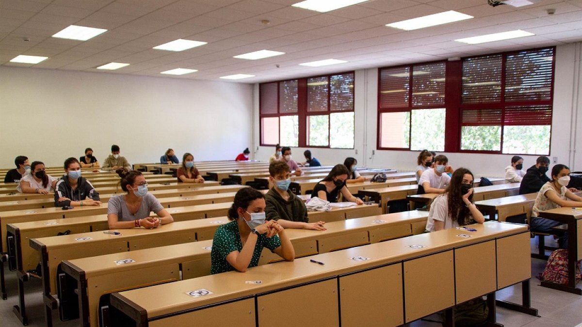 Imagen de archivo de un examen de EBAU en Valladolid en 2021. -E. PRESS