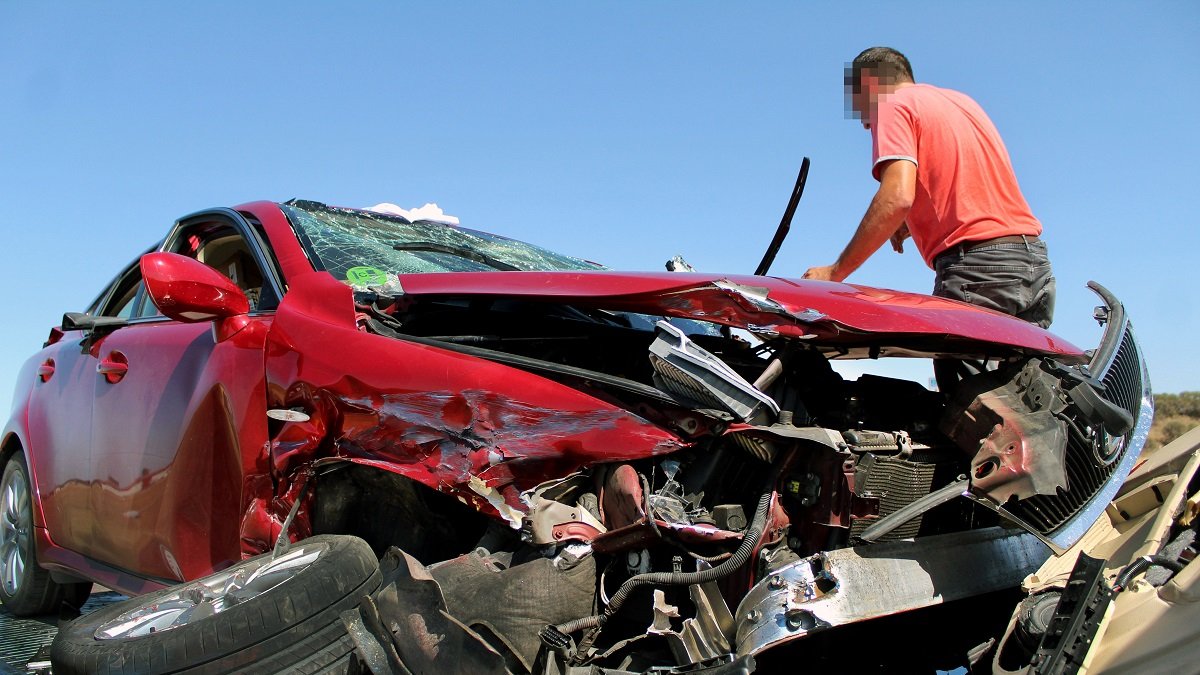 Estado en el que quedó el vehículo accidentado en la autovía A-62, entre Martín de Yeltes y Sancti Spíritus, Salamanca.- ICAL