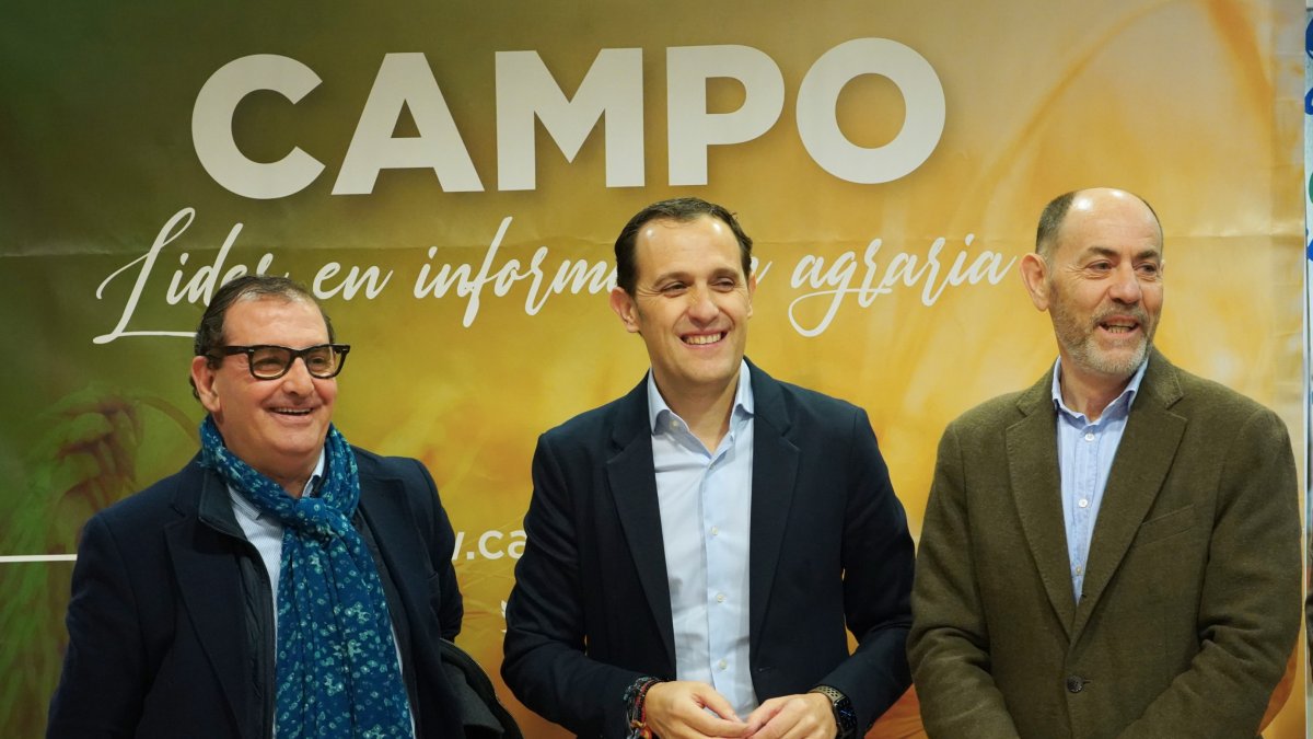 El director de comunicación de Caja Rural Zamora, Narciso Prieto, junto al presidente de la Diputación de Valladolid, Conrado Íscar, y el  presidente de ACOR, Jesús Posadas. ICAL