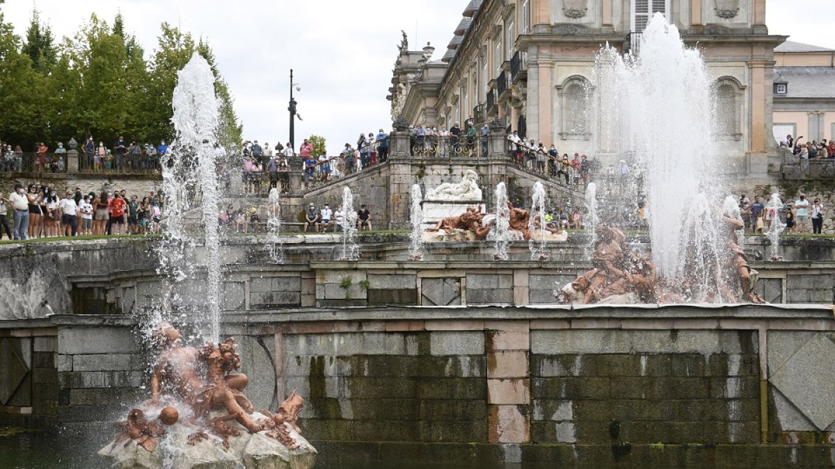 Patrimonio Nacional, con motivo de la festividad de San Luis, lleva a cabo el encendido de los juegos de agua de varias fuentes monumentales del Palacio Real de La Granja de San Ildefonso, con un aforo limitado para 577 personas. - ICAL