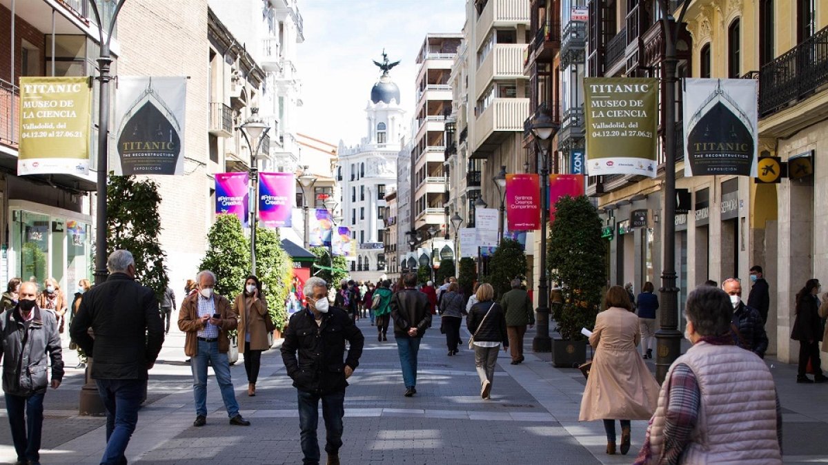 Gente camina por la calle Santiago de Valladolid. - EUROPA PRESS