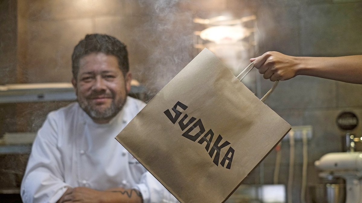 El cocinero peruano, único con dos estrellas Michelin en Castilla y León , se muestra satisfecho con la puesta en marcha de este take away de cocina sudamericana.  / ENRIQUE  CARRASCAL