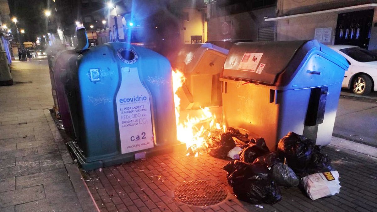 Arden nueve contenedores en Ponferrada en la octava noche de huelga de basura en la ciudad. - ICAL