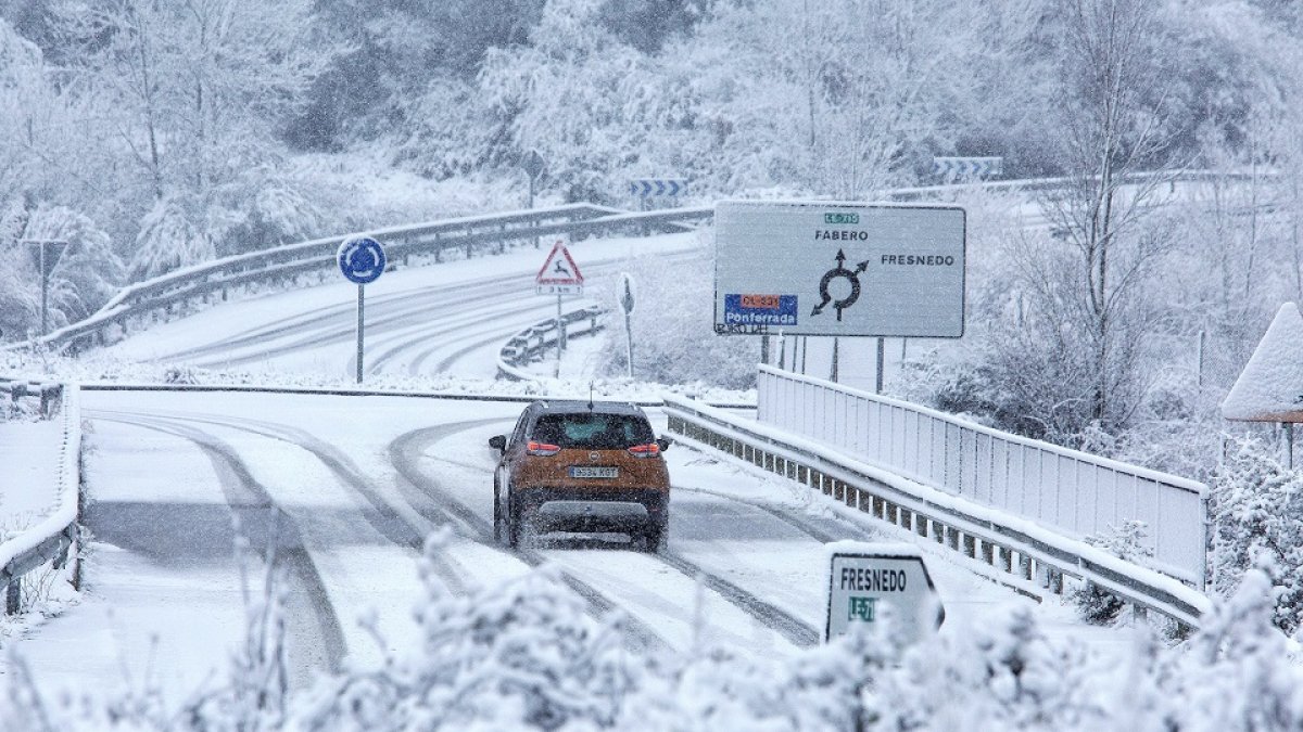 Nieve en una carretera de Castilla y León. - ICAL