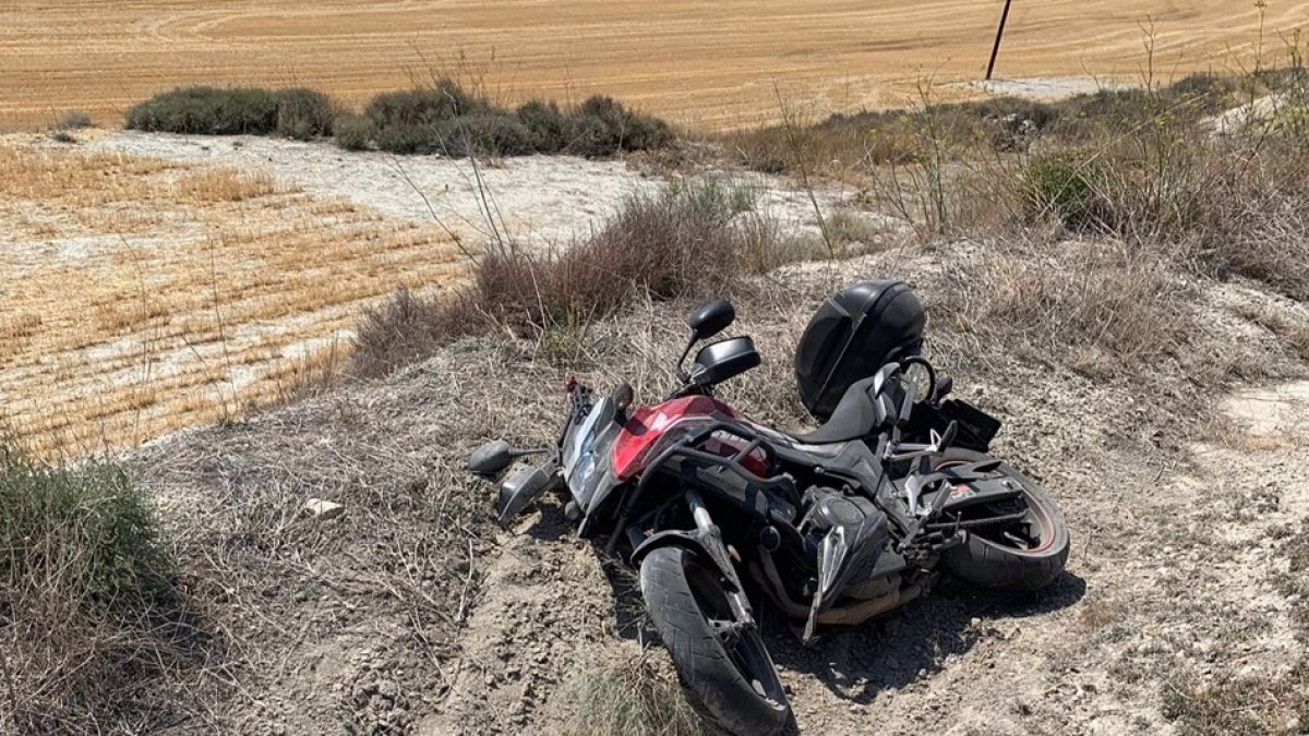 Estado de la motocicleta tras el accidente en Corcos del Valle. - EUROPA PRESS.