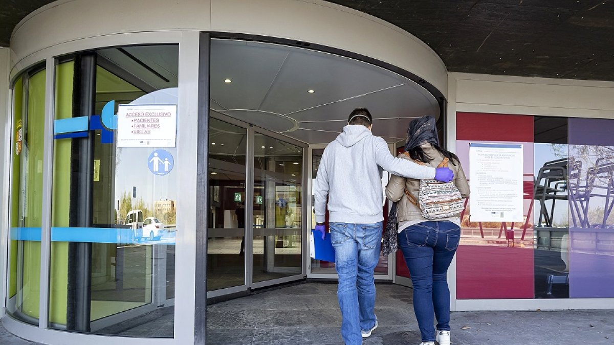 Una pareja accede al hospital Río Hortega de Valladolid, donde se ha detectado un brote de coronavirus. PABLO REQUEJO.