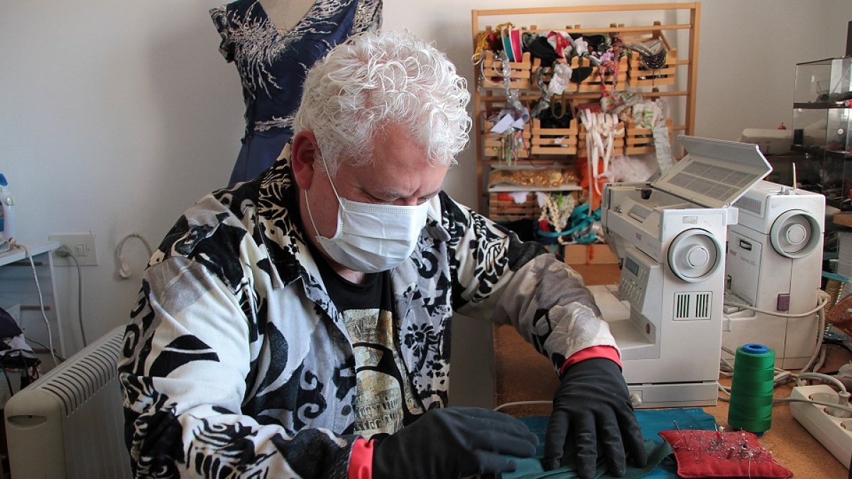 Santiago García, cosiendo mascarillas en su taller. - ICAL