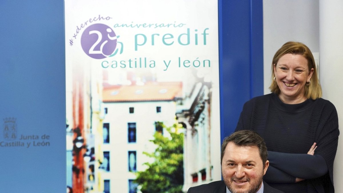 La consejera de Familia e Igualdad de Oportunidades, Isabel Blanco, y el presidente de Predif, Francisco Sardón. ICAL