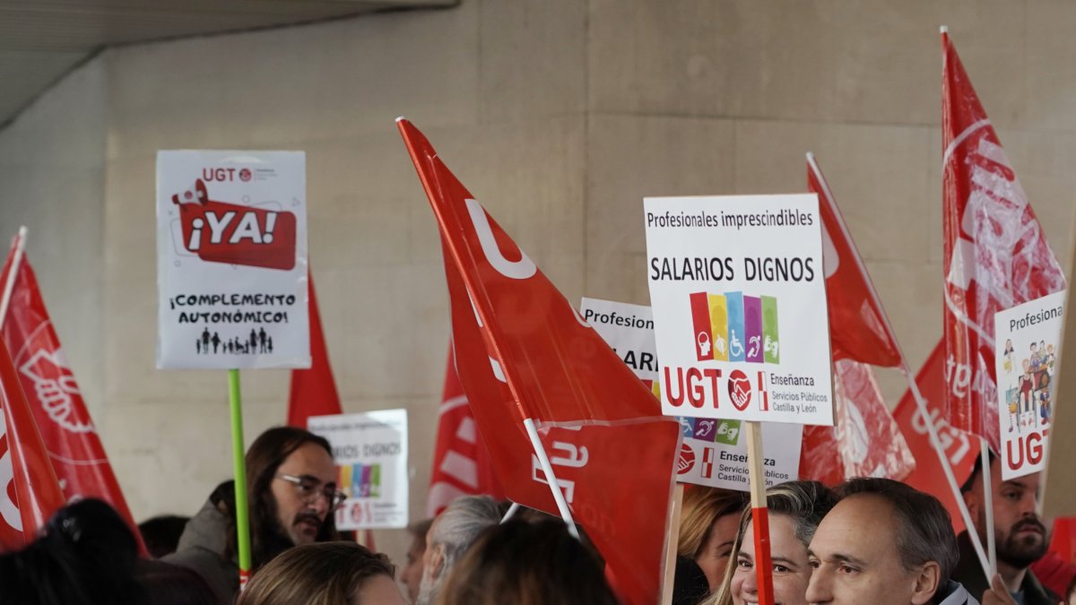 Trabajadores que prestan servicios en los centros de Atención a la Discapacidad se concentran frente a la Consejería de Familia en Valladolid - ICAL