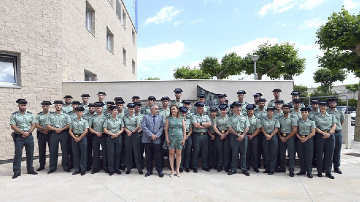 Foto de familia de los guardias civiles en prácticas con la delegada del Gobierno en Castilla y León, Virginia Barcones. -ICAL