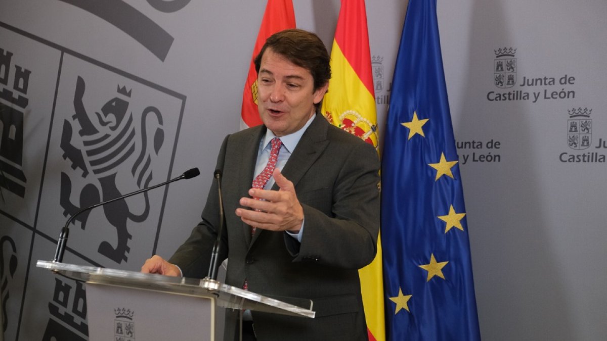 Alfonso Fernández Mañueco, durante la rueda de prensa en León.- E. M.